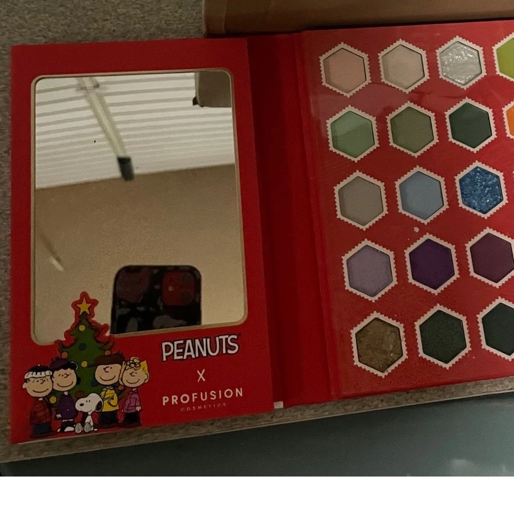 Peanuts x Profusion Snoopy's‎ Starlit Holiday 41 Shade Eye and Face Palette New